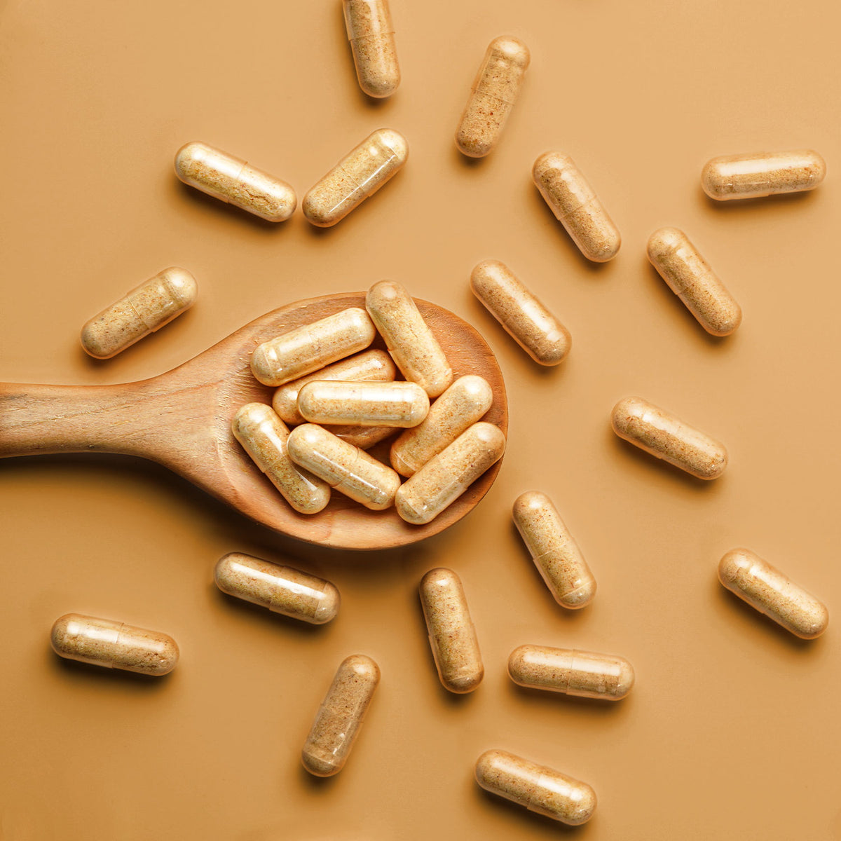 Holzlöffel mit Vitalpilzmischungen in Kapseln