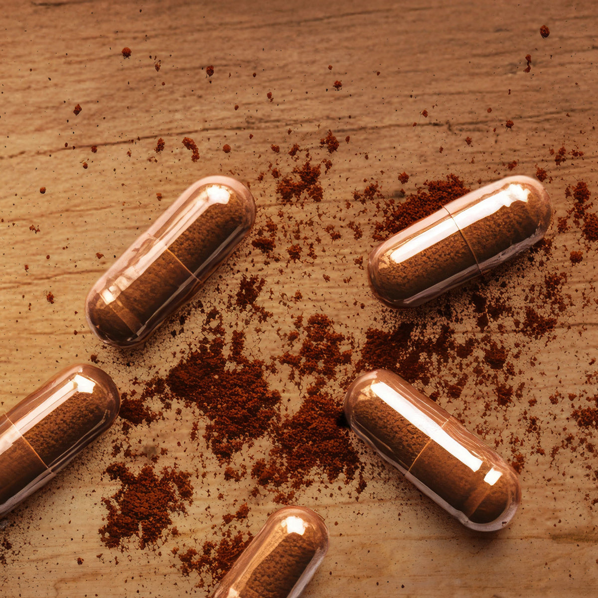 Extrakt + Pulver Vitalpilz Kapseln auf einem Tisch