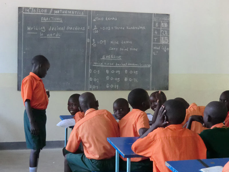 Schulklasse mit Uganda Kids