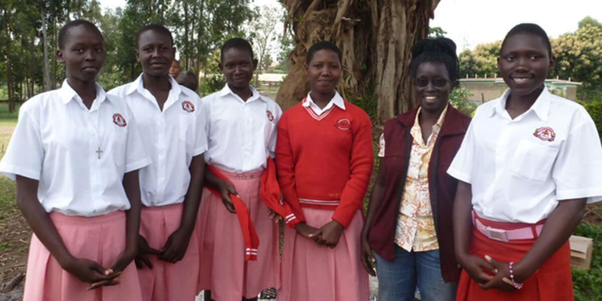 Sechs Mädchen der Uganda Kids